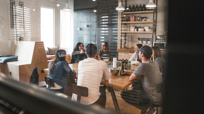 Die Macht des Sitzens: Wie unsere Körperhaltung und unser Sitzverhalten unsere Stimmung, Energie und Produktivität beeinflussen - Die Macht des Sitzens: Wie Körperhaltung und Sitzverhalten unsere Produktivität beeinflussen