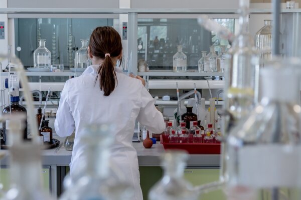 Ergonomie im Labor: Wie die richtige Ausstattung die Effizienz und Gesundheit von Laborarbeitern fördert - Ergonomie im Labor: Effizienz und Gesundheit durch die richtige Ausstattung