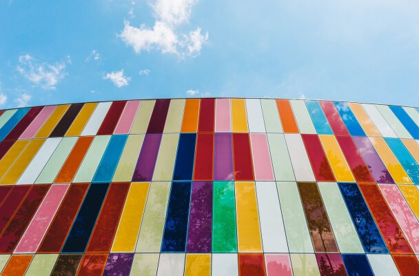 Wie Farben und Design Ihr Arbeitsumfeld beeinflussen – Die Psychologie von Farben und Formen und die Rolle von Stühlen in der Raumästhetik - Wie Farben und Design das Arbeitsumfeld beeinflussen – Farbenpsychologie und Raumästhetik für mehr Produktivität