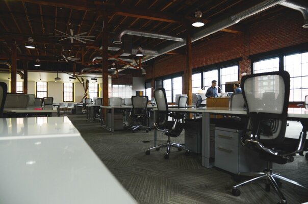 Wie Shared-Desk-Konzepte neue Anforderungen an Büromöbel stellen - Shared-Desk-Konzepte: Neue Anforderungen an Büromöbel
